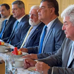Senadores brasileiros buscam diálogo sobre tarifas impostas por Trump