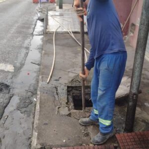 A limpeza e desobstrucao de dispositivos de drenagem e uma das principais acoes do periodo