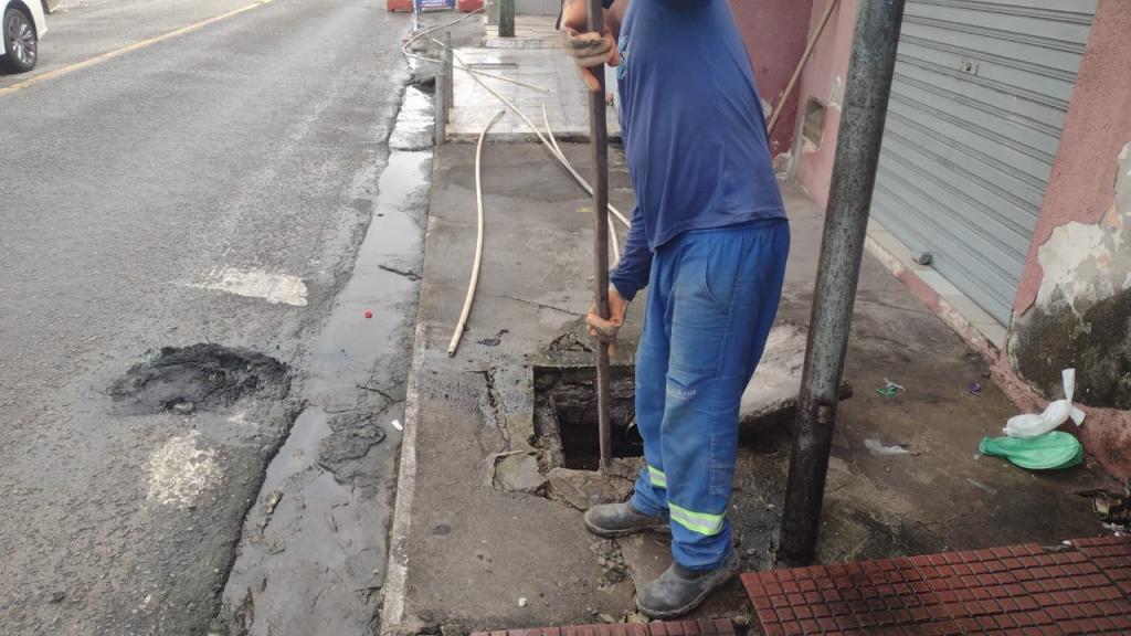 A limpeza e desobstrucao de dispositivos de drenagem e uma das principais acoes do periodo