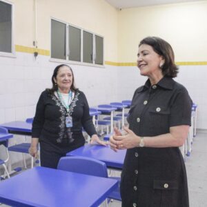 A prefeita Emilia Correa a frente e a secretaria municipal da Educacao Edna Amorim