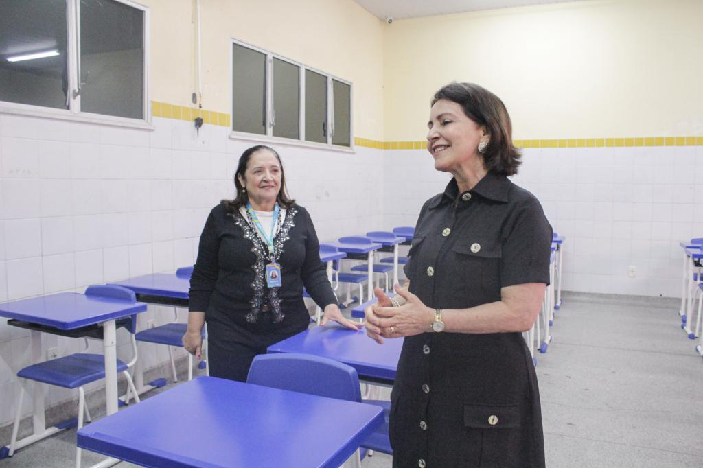 A prefeita Emilia Correa a frente e a secretaria municipal da Educacao Edna Amorim