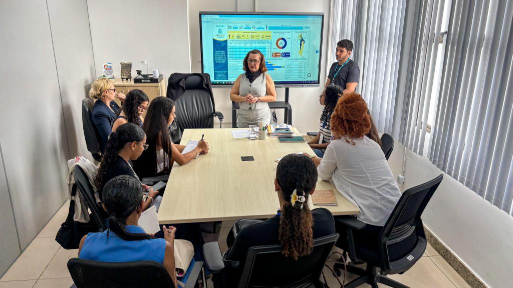 Alunos de Pedagogia da UFS conhecem praticas de gestao educacional da Educacao de Aracaju