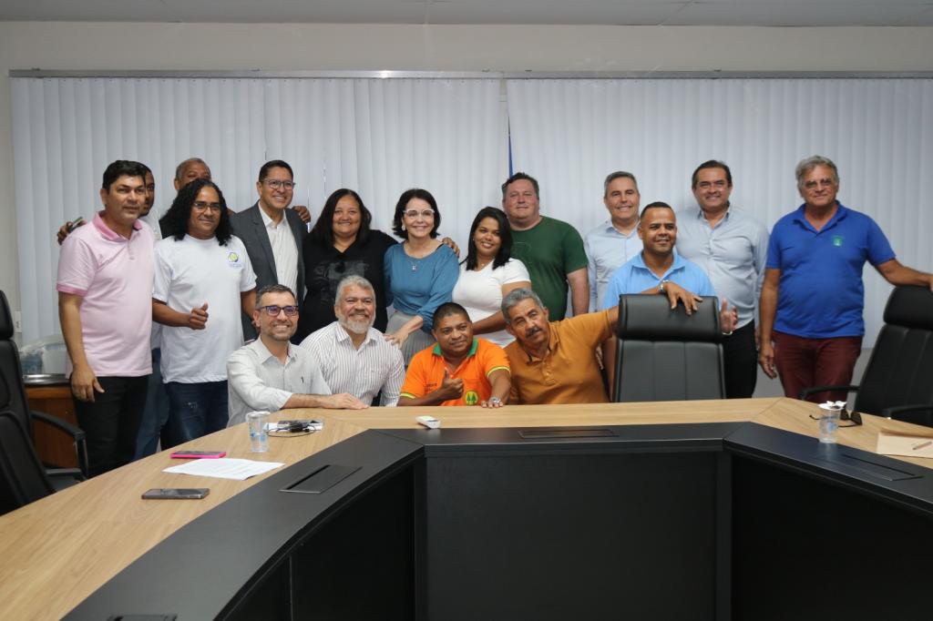 Emilia atende cooperativas de taxi e anuncia Projeto de Lei que institui o Transporte Complementar Urbano