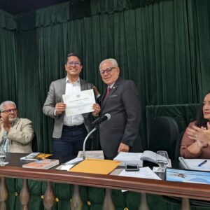 Vice prefeito Ricardo Marques e homenageado pela Academia Sergipana de Letras por incentivo a literatura