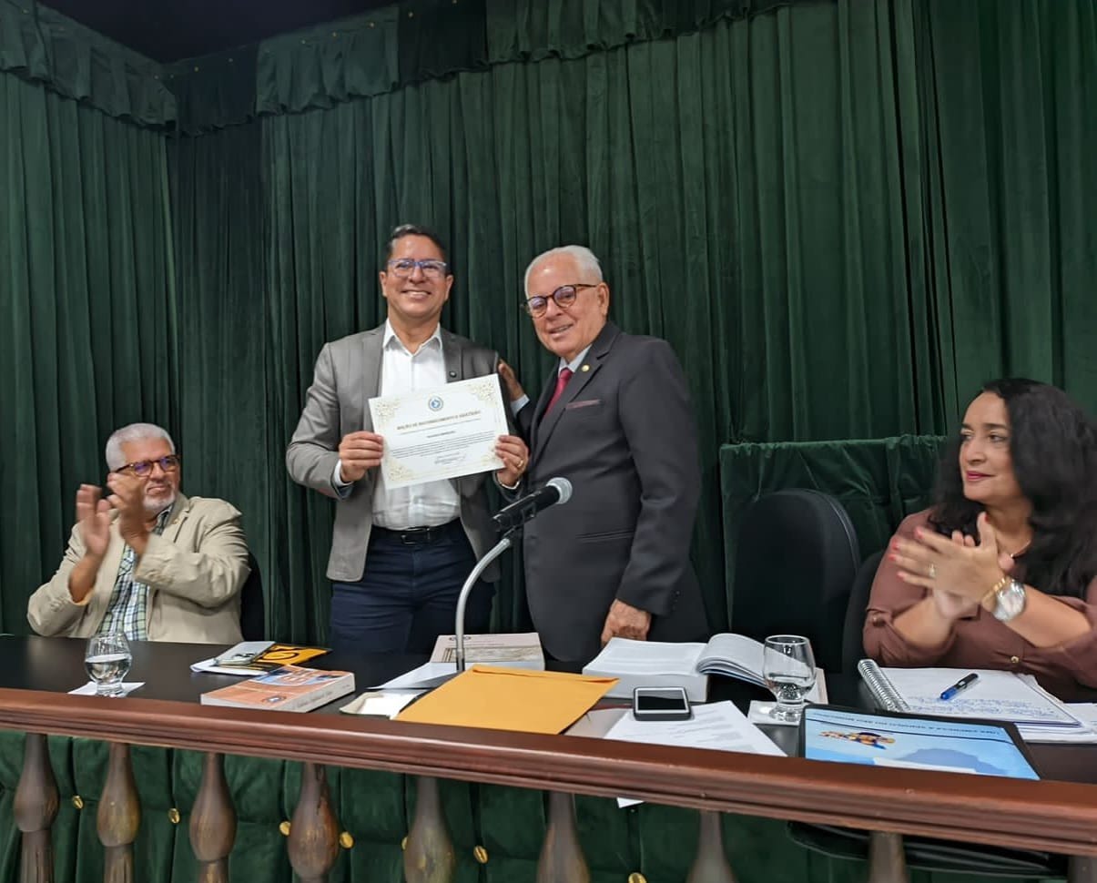 Vice prefeito Ricardo Marques e homenageado pela Academia Sergipana de Letras por incentivo a literatura