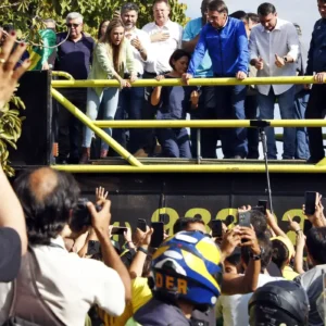 De tornozeleira, Bolsonaro participa de motociata em Brasília