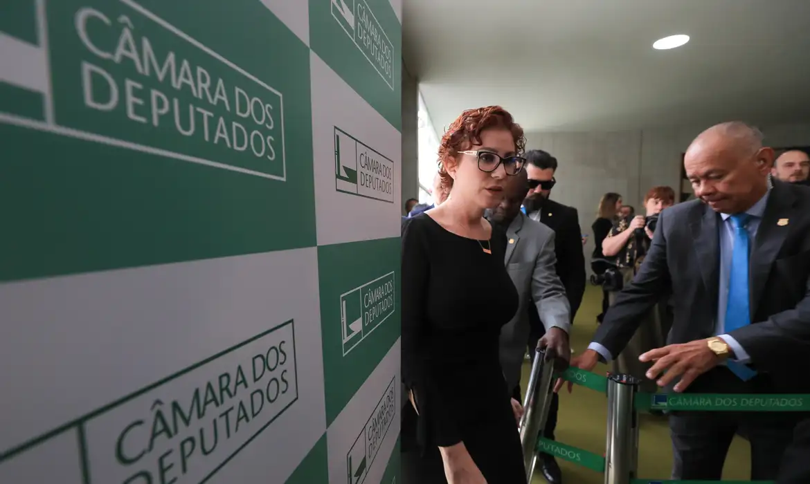 Hugo Motta diz que providências sobre Zambelli já estão sendo tomadas