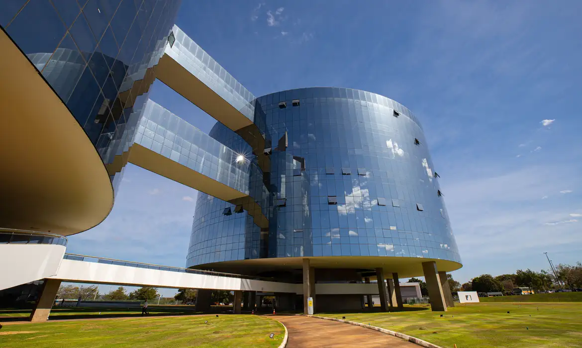 PGR diz que recebeu com “assombro” sanções contra Alexandre de Moraes