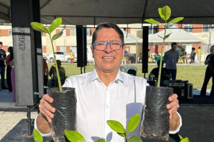 Vice prefeito Ricardo Marques participa de plantio de mudas de mangue e celebra inicio da recuperacao ambiental em Aracaju