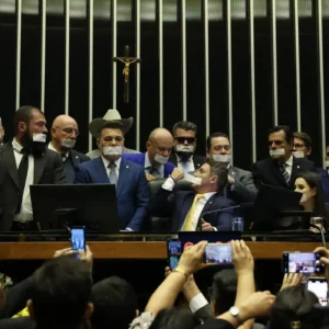 oposicao ocupa plenarios por anistia a 8 1 e impeachment de moraes