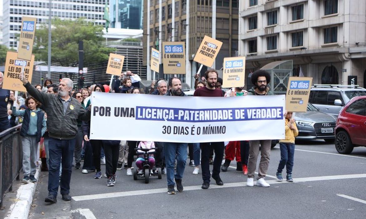 Protestos em quatro capitais cobram ampliação da licença-paternidade para 30 dias - Imagem do artigo original