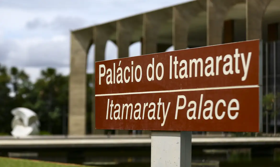 Itamaraty e Gleisi Hoffmann repudiam críticas de vice-secretário dos EUA ao STF - Imagem do artigo original