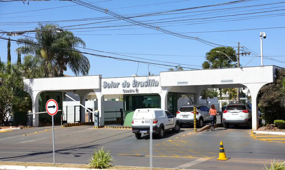 Bolsonaro deixa prisão domiciliar para realizar exames em hospital de Brasília - Imagem do artigo original