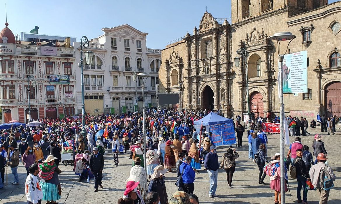 Bolivianos vão às urnas com conservadores na frente e 23% do eleitorado ainda indefinido - Imagem do artigo original