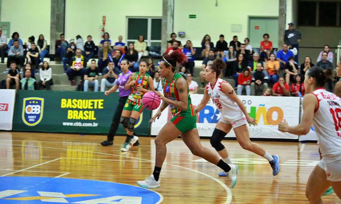Sampaio Basquete e Sesi Araraquara duelam pelo quarto jogo da final da LBF nesta terça - Imagem do artigo original