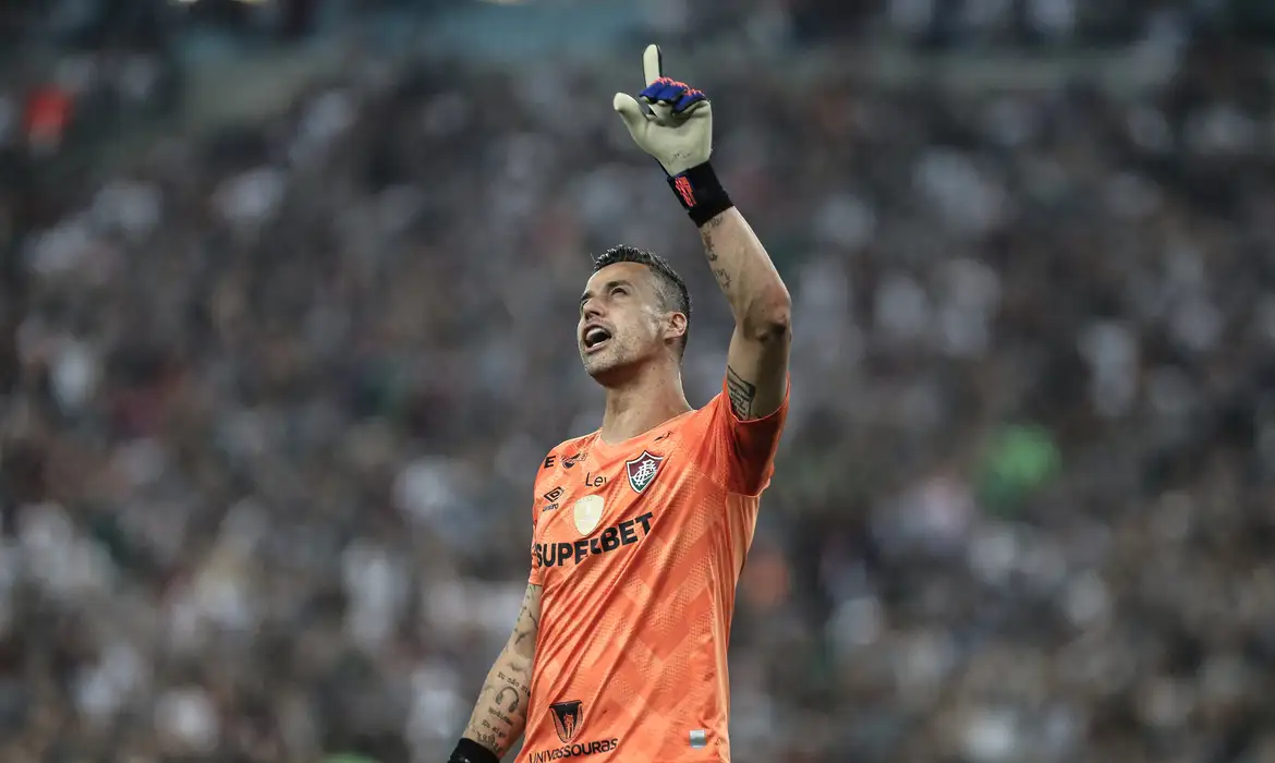 Fábio ultrapassa recorde mundial e se torna o jogador com mais partidas na história - Imagem do artigo original
