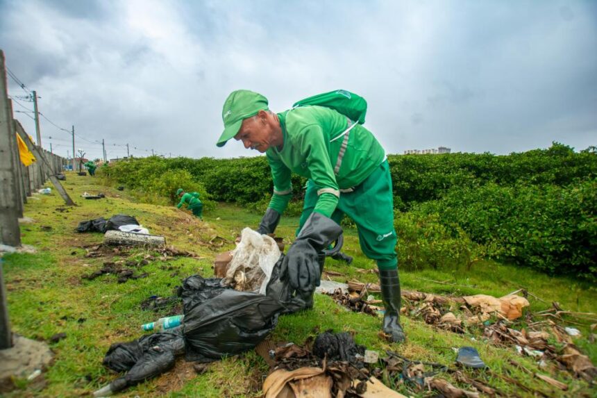 Mutirao ambiental promove conscientizacao da populacao sobre o descarte correto dos residuos no Lamarao