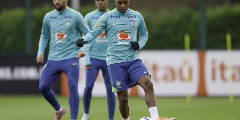 Seleção brasileira faz primeiro treino em Londres para amistosos contra Senegal e Tunísia