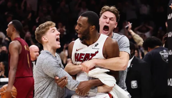 Enterrada de Wiggins a 0,4 s sela vitória do Miami Heat sobre o Cavaliers na prorrogação