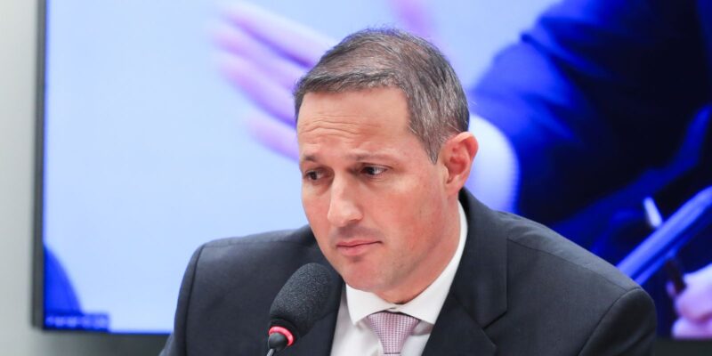 Derrite altera projeto e garante atuação da PF em operações sem aval de governador