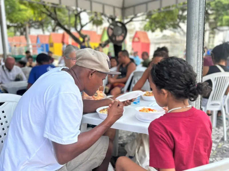 ‘Praça que Abraça’ leva serviços e dignidade à população em situação de rua no Centro de Aracaju