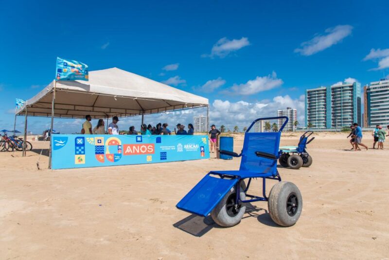 Cadeiras anfibias que permitem a experiencia de acessar o mar com seguranca