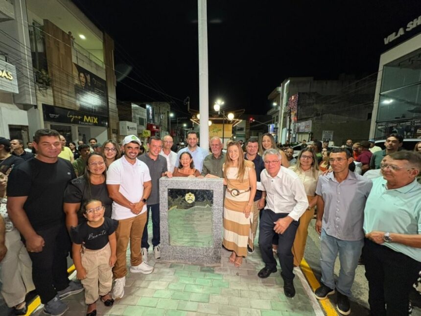 Glória entrega Praça Maria Helena revitalizada e acrescenta nove veículos zero-quilômetro à frota municipal