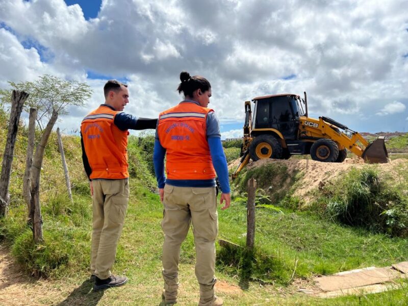 Defesa Civil de Aracaju realiza limpeza preventiva em canal do bairro Soledade