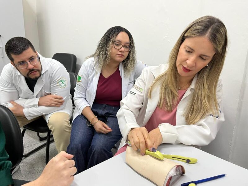 Médicos e profissionais da USF Roberto Paixão recebram treinamento para fazer a inserção do implante com segurança e precisão