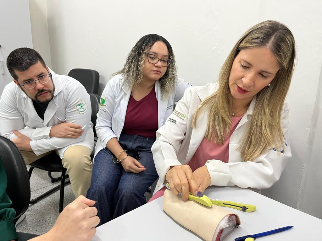 Médicos e profissionais da USF Roberto Paixão recebram treinamento para fazer a inserção do implante com segurança e precisão