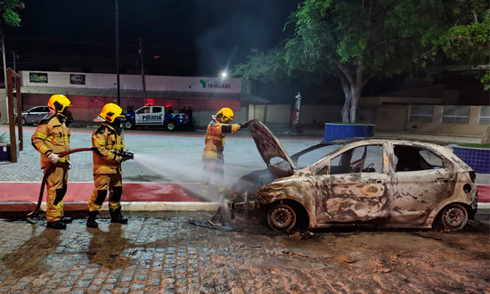 Veiculo incendeia em praca publica no municipio de Boquim foto bombeiros