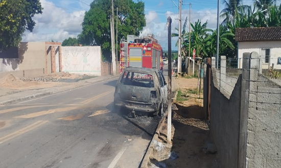 Veiculo pega fogo em povoado de Boquim foto corpo de bombeiros