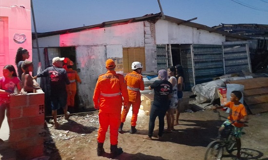 Parte de residência desaba no bairro Industrial de Aracaju e deixa duas pessoas feridas