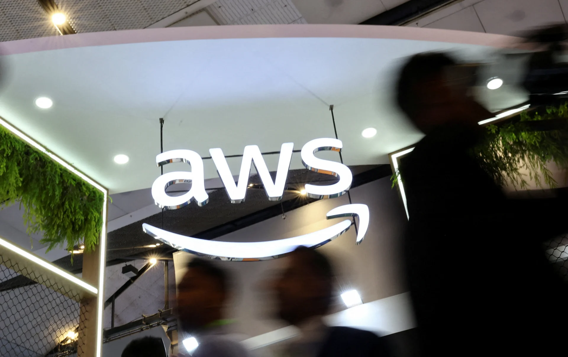 2025 10 20t081820z 1637449743 rc2j7hatv9us rtrmadp 3 amazon outages aws