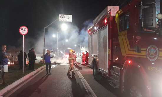 Bombeiros controlam incendio durante manifestacao no Bairro Sao Conrado foto CBMSE