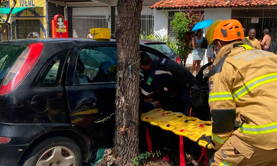 Colisao contra arvore deixa passageira ferida em Aracaju foto CBMSE