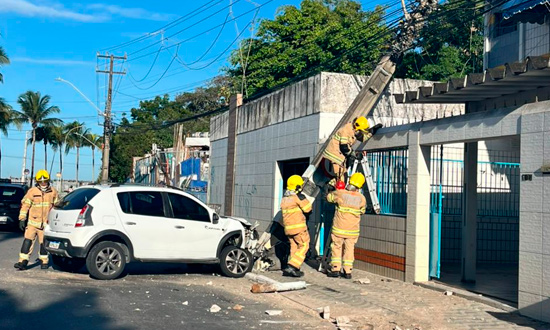 Colisao em poste afeta energia e semaforos na zona sul de Aracaju foto energisa