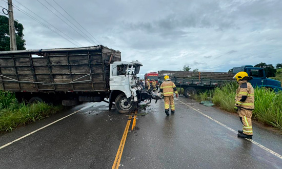Colisao frontal entre caminhoes deixa dois feridos em rodovia estadual foto bombeiros