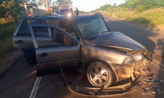Colisao frontal entre dois carros deixa motorista ferido na rodovia SE 317 foto BPRv