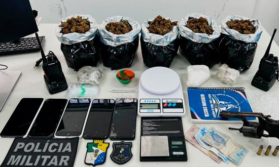 Homem e preso e menor apreendido por trafico de drogas no Joao Alves foto pmse
