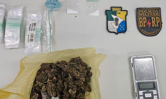 Radiopatrulha prende suspeito de trafico de drogas no Bairro Olaria foto pmse 1
