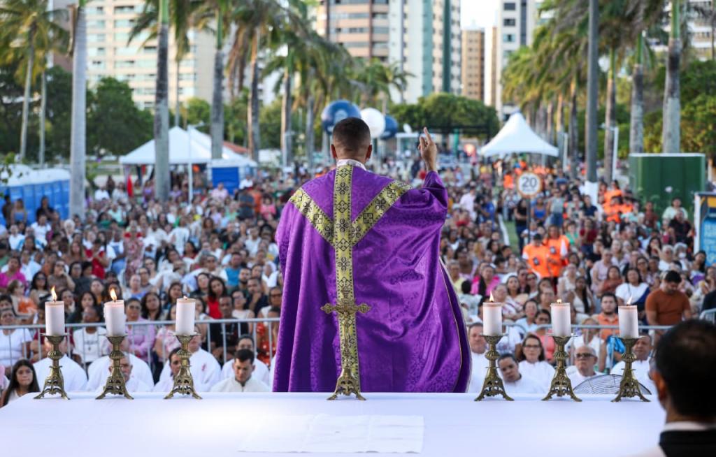 Show catolico reune fieis em noite de fe e musica no Parque da Sementeira