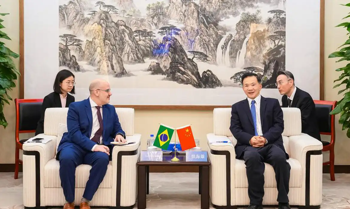 ebc firma parceria inedita com china media group