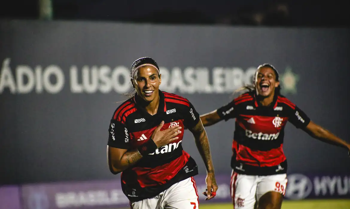 Flamengo vence Vitória por 3 a 1 e se aproxima dos líderes do Brasileirão Feminino