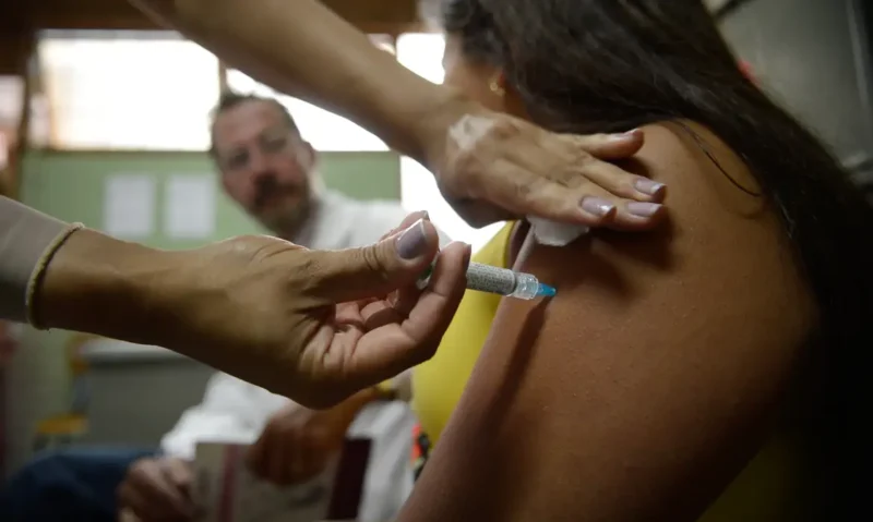 Empresas terão de informar funcionários sobre vacinas contra HPV e exames de câncer