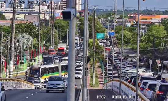 Acidente entre carro e onibus provoca congestionamento na Tancredo Neves foto smtt