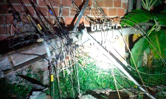 Caminhao colide com poste e afeta fornecimento de energia em Sao Cristovao Foto energisa