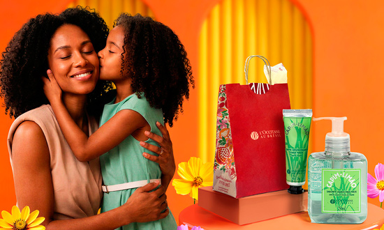 Shopping Jardins presenteia clientes com kits de perfumaria para o Dia das Mães
