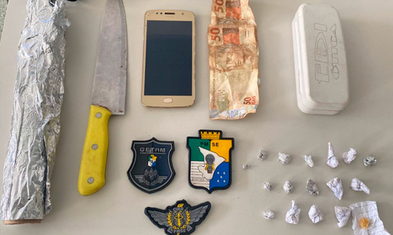 Polícia encontra drogas e arma branca em mochila no Siqueira Campos