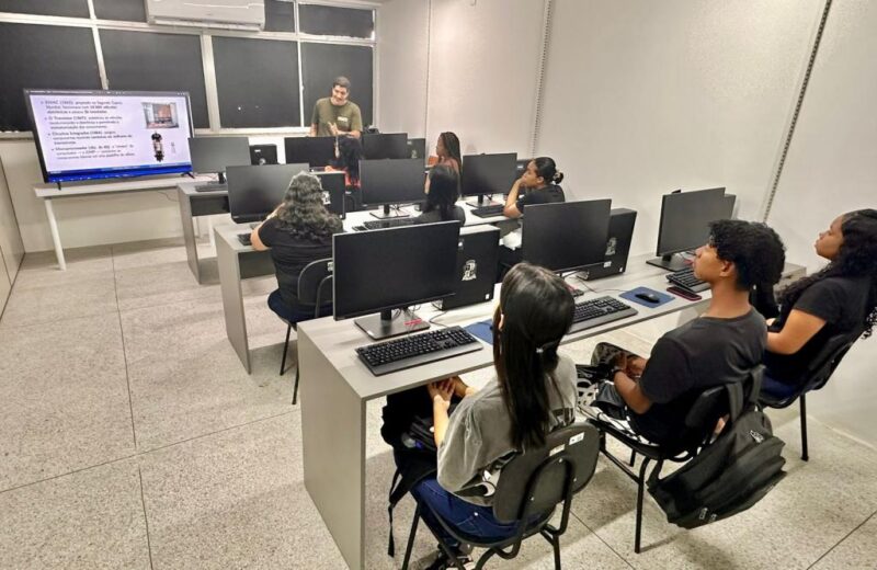 Turma de informatica basica no Polo de Tecnologia no bairro Farolandia